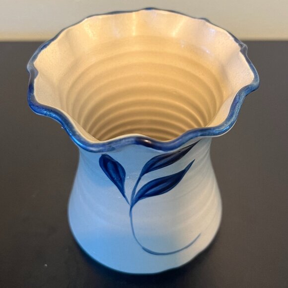 Williamsburg Pottery Salt Glaze Pottery Ruffled Rim Vase w/ Cobalt Blue Flower - Picture 5 of 13